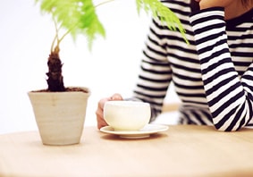観葉植物とコーヒー