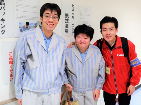 暁雲福祉会　アピリンピック大分県大会で選手と丹羽さん
