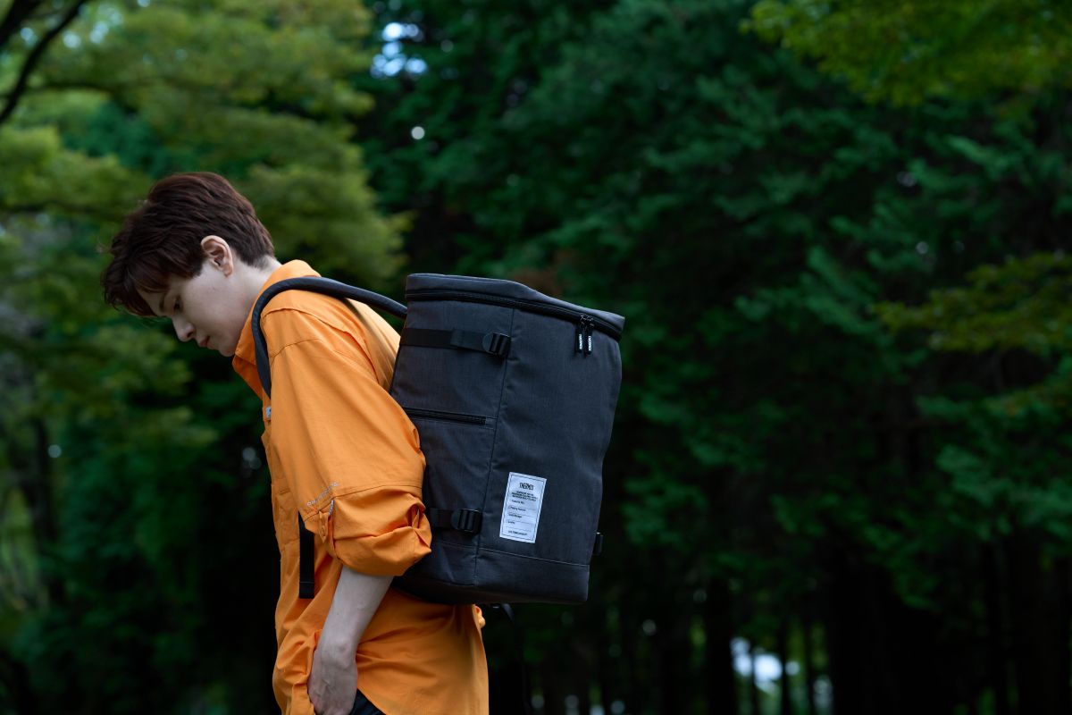 保冷機能付きバックパックを背負う男性