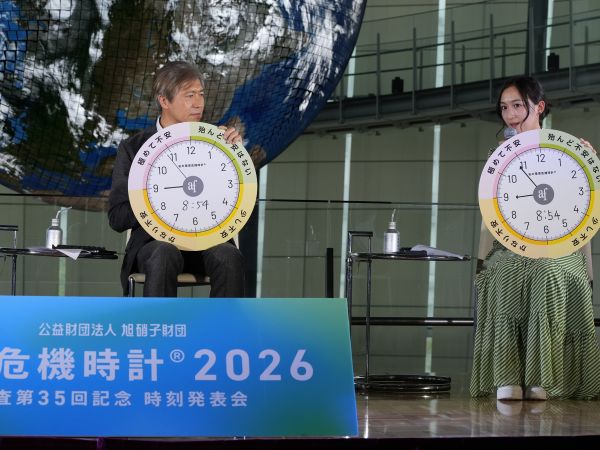 「私の環境危機時計」を持った江守氏と野口氏